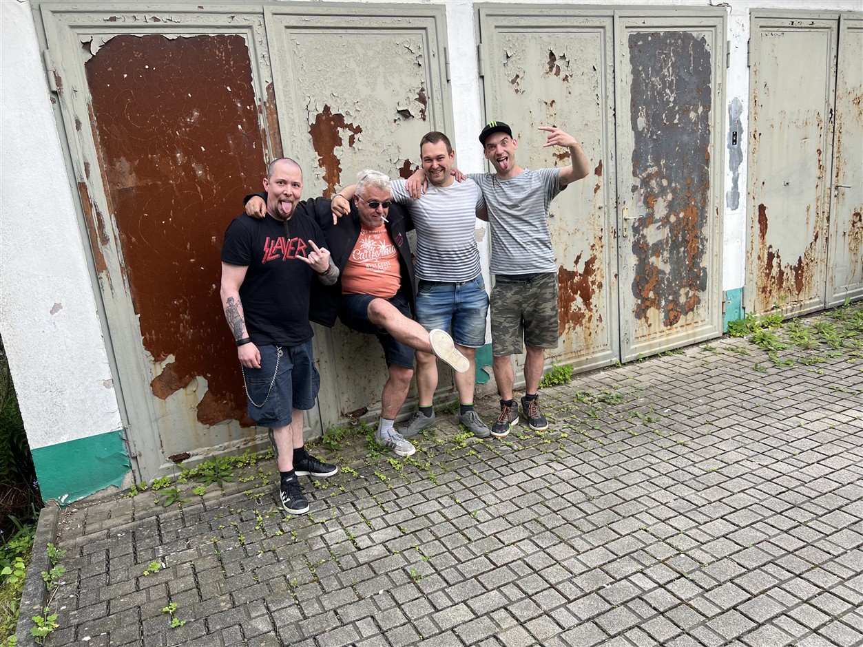 Die Mitglieder von Rockslave vor alten Werkstatt-Toren