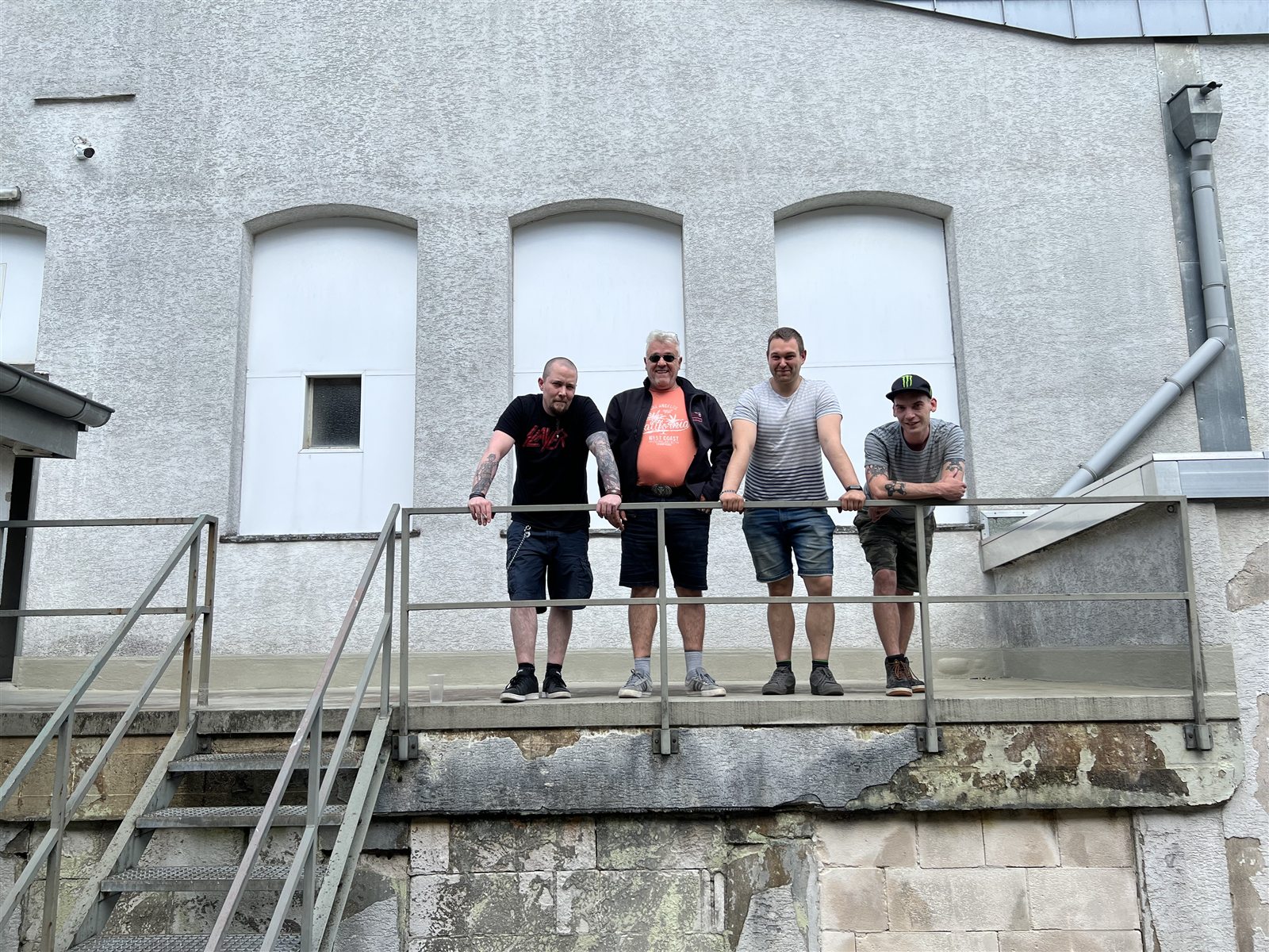 Rockslave auf einem Balkon vor dem Proberaum