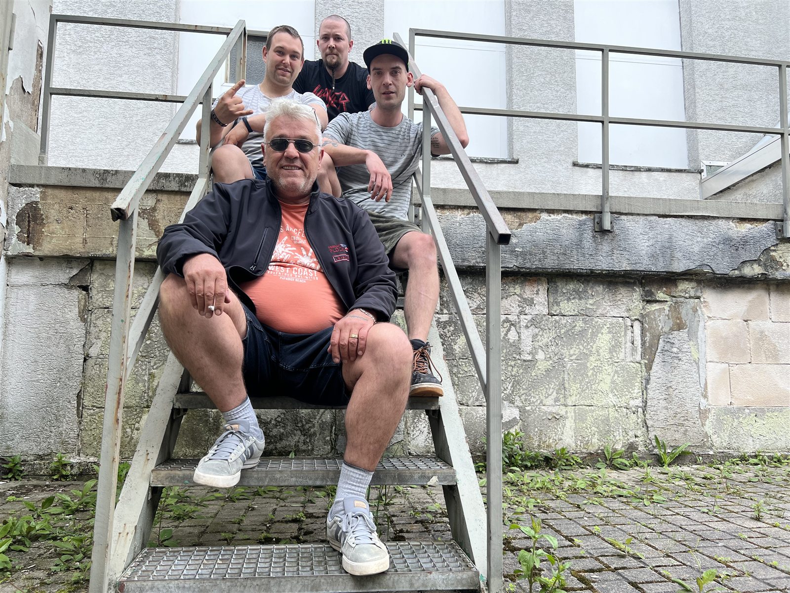 Rockslave auf einer Außentreppe