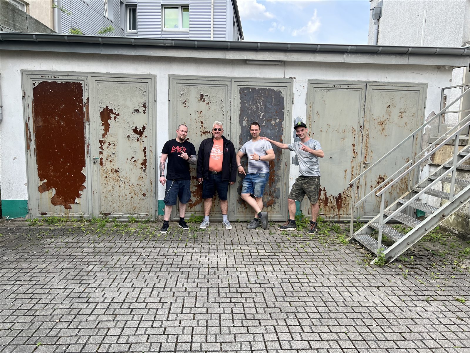 Rockslave vor alten Garagentoren